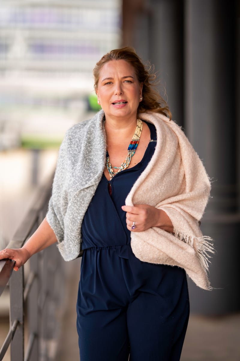 Tanja Böhm, wingwave-Coachin in Hamburg, warm an einem Geländer in der Speicherstadt